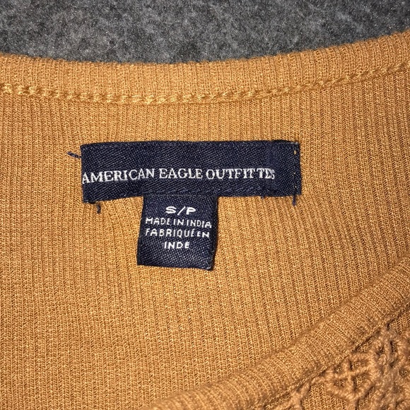 Quarter- length sleeved top - Picture 2 of 3